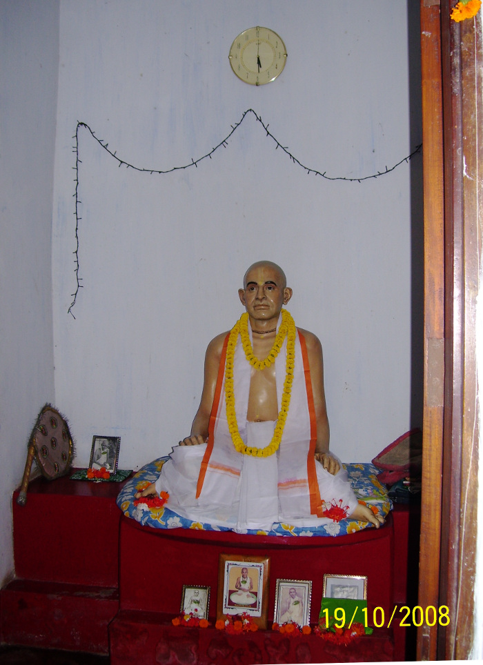 Sripad mahendaraji's idol at Ghurni