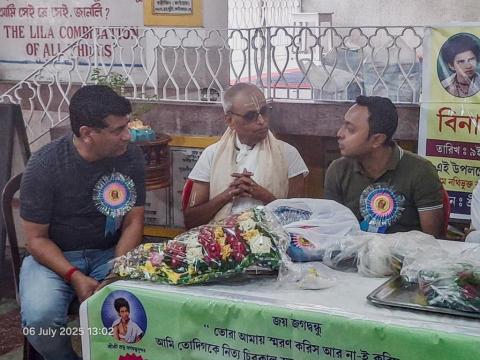 All India President Srimat Upasakbandhu Brahmachary discussing with Event Guests