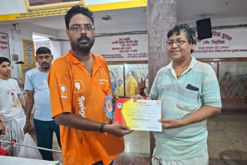 A donor receiving participation certificate